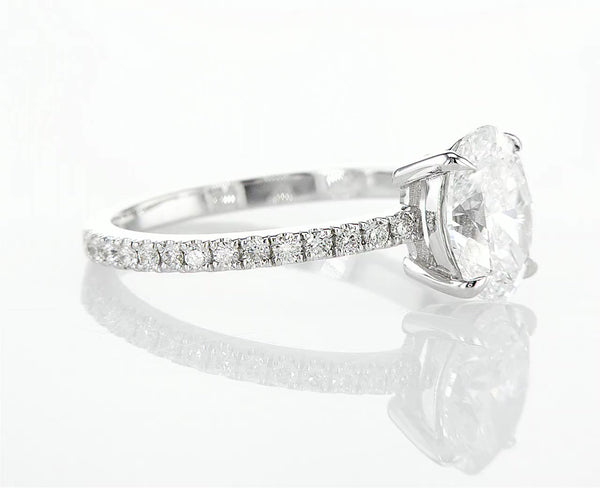 Oval cut with Pavé Band