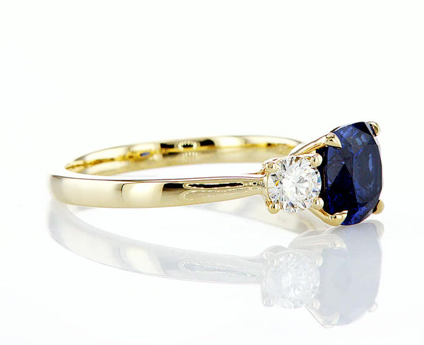 Blue saphir cushion cut & round diamonds on the sides