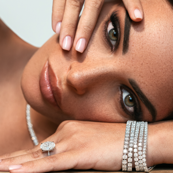 Oval cut with Pavé Band